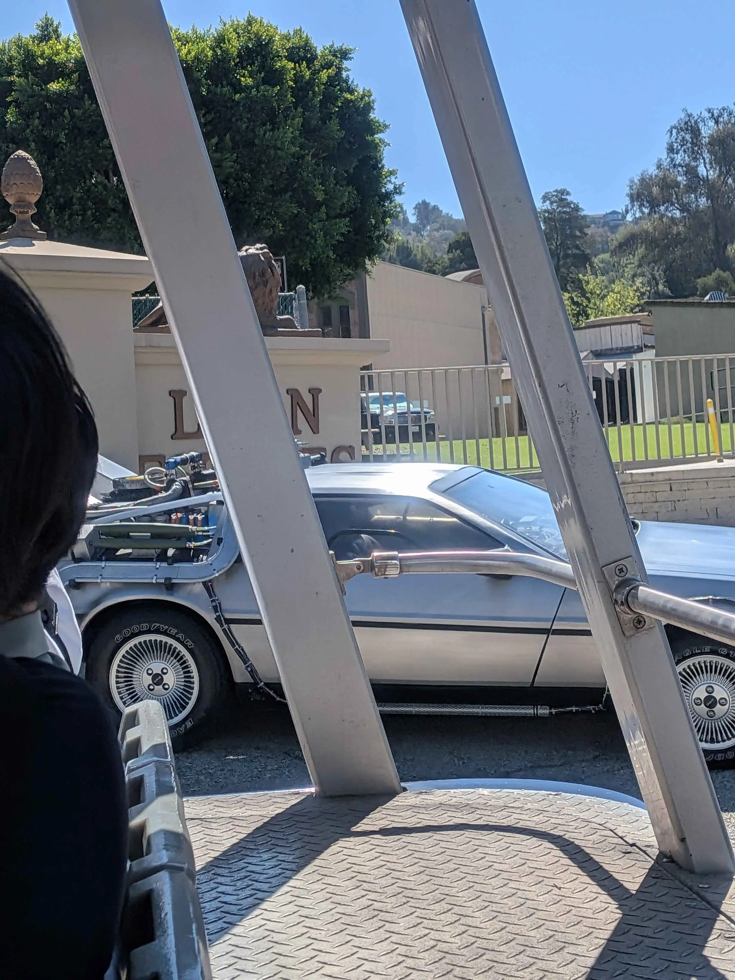 リヨン団地に止まってた車2